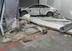 В Кетросу агрессивный гонщик на Toyota разгромил магазин
