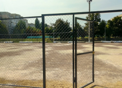 Стадион двух столичных школ так и не отремонтировали к 1 сентября