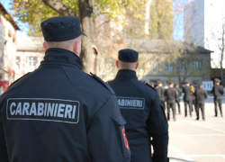 Карабинеры штрафуют курящих в общественных местах людей