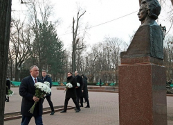 Игорь Додон у памятника Михаю Эминеску заявил о значимости его произведений