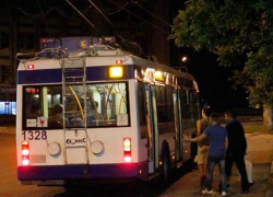 Минуты ужаса и паники пришлось пережить пассажирам загоревшегося на ходу троллейбуса