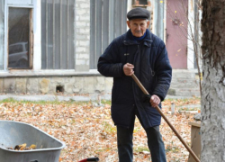 85-летний старик продолжает официально работать, чтобы вести активную жизнь