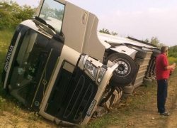 Утренний сон сморил дальнобойщика под Бельцами и обернулся аварией 