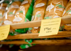 Ажиотаж в кишиневских социальных магазинах Merișor. Люди стоят в очередях, чтобы купить хлеб всего за один лей