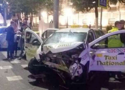 Ночная авария с участием автомобиля такси произошла в центре Кишинева