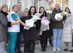 Из Центра матери и ребёнка выписали тройняшек после 65 дней лечения