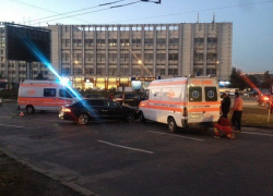 Лобовое столкновение машины скорой помощи и легкового автомобиля произошло в столице