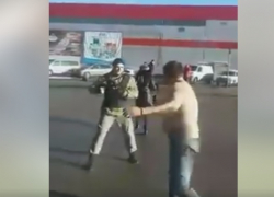 В Бельцах нетрезвый мужчина в ярости сломал забор, напал на полицейских и отколотил две машины