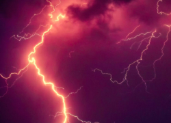 Новый удар молнии в Копчаке: тяжело ранен пастух, погибло стадо овец