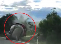 Попавший в ДТП на Балканском шоссе в Кишиневе цементовоз сняли на видео