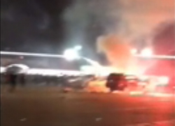 Автомобиль-фейерверк сняли на видео после того, как искра попала в коробку с пиротехникой