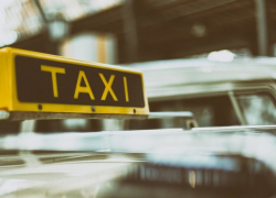 Полосы общественного транспорта станут доступны для таксистов