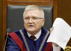 Не выдержал? Глава Конституционного суда подал в отставку