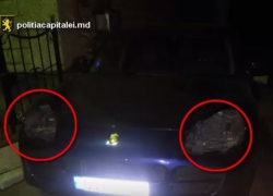 В Кишиневе подростков поймали в момент кражи фар с Porsche
