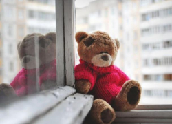 2-летняя девочка, выпавшая с восьмого этажа, скончалась в больнице