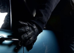 Задержаны двое мужчин, взломавших и обокравших за ночь пять машин 