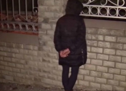 Девушка разгромила автомобиль соседа-таксиста в Кишиневе и попала на видео