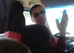 Националистка устроила скандал в маршрутке с проклятиями пассажиров из-за русских песен