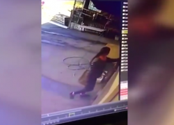 Позорная кража детской коляски попала на видео