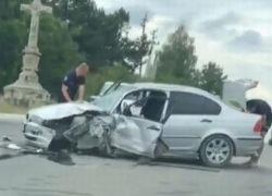 Мужчина и ребёнок оказались в больнице вследствие аварии в Тогатино - BMW разбит