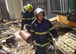 Два баллона с газом упали с восьмого этажа разрушенного в Отачь дома