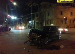 Столкнувшись лоб в лоб, два водителя отделались легким испугом 