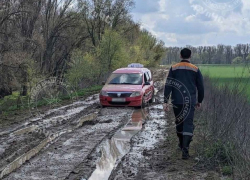 В Приднестровье таксист завяз в грязи и лужах