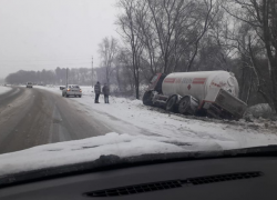 В шаге от катастрофы: автомобиль с пропаном вылетел в кювет на трассе