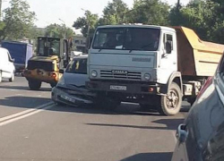 КамАЗ «зажевал» миниатюрную легковушку в Кишиневе