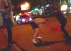 Жестокую драку из-за изнасилованной девушки устроили мужчины на столичной остановке