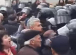 Полиция использовала слезоточивый газ против протестующих у суда Оргеева