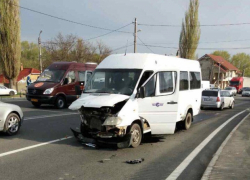В Пересечина попал в аварию пассажирский микроавтобус: один человек госпитализирован