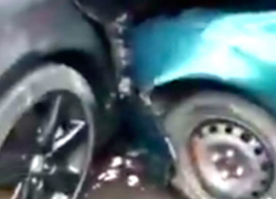 Самую нелепую "месть женщины" с пострадавшими иномарками на улице Кишинева сняли на видео 