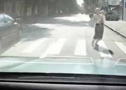 В Кишиневе женщина с ребенком на руках спровоцировала аварию, попытавшись перейти дорогу