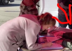 Отец министра финансов собирает подписи граждан, чтобы заставить правительство оплатить фактуры