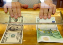 Евро перешел в наступление, а доллар сдал назад