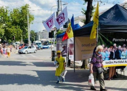 PAS не гнушается использовать малолетних детей для распространения своих электоральных материалов