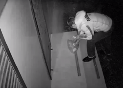 В центре Кишинева неизвестный разбросал мусор прямо под камерой видеонаблюдения