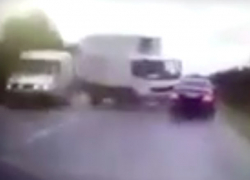 Момент страшного столкновения грузовика с автомобилем президента Молдовы попал на видео