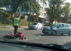 Мопедист с пассажиром попали в жесткое ДТП на улице Кишинева