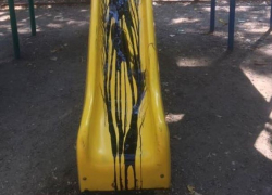 Вандалы в Кишиневе испортили детскую площадку, залив ее машинным маслом