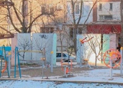 На Чеканах 7-летний ребенок остался без пальца, побывав на игровой площадке во дворе
