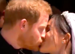 Первый свадебный поцелуй принца Гарри и улыбающейся Меган Маркл сняли на видео