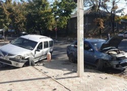 Два автомобиля Dacia столкнулись в самом центре столицы - виновник значительно превысил скорость