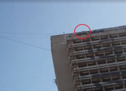 Срочно: Женщина угрожала прыгнуть с крыши столичной гостиницы «Националь» 