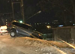 Lexus слетел с насыпи и едва не рухнул с моста в Кишиневе