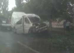 Микроавтобус сложился в гармошку в Кишиневе: пострадали три человека