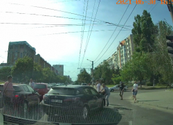 Автомобиль Lexus растолкал пешеходов на «зебре» и спокойно уехал  