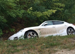 Porsche с российскими номерами вылетел в кювет на трассе Кишинев-Хынчешты