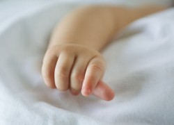 В Дондюшанах 5-месячный малыш умер в результате падения из маминых рук